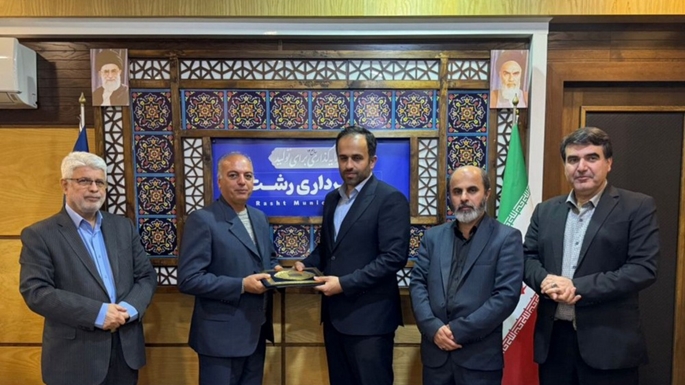 پس  از سالها انتظار رویایی که به حقیقت پیوست سرمایه گذاری بخش خصوصی در تالاب گردشگری عینک انعقاد قرارداد سرمایه گذاری ساخت، مالکیت و بهره‌برداری از کشتی مهتاب و قایق آبی در پهنه آبی تالاب عینک شوقی پروژه‌های گردشگری می‌تواند به‌عنوان محرکی برای رونق گردشگری شهری و تقویت