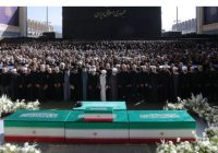 حضور میلیونی عزاداران در مصلی تهران : اقامه نماز بر پیکر مطهر قائد امت به امامت حضرت آیت‌الله جعفر سبحانی