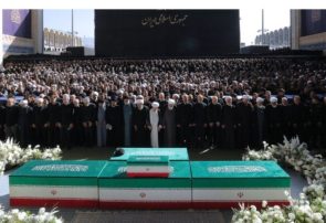 حضور میلیونی عزاداران در مصلی تهران : اقامه نماز بر پیکر مطهر قائد امت به امامت حضرت آیتالله جعفر سبحانی
