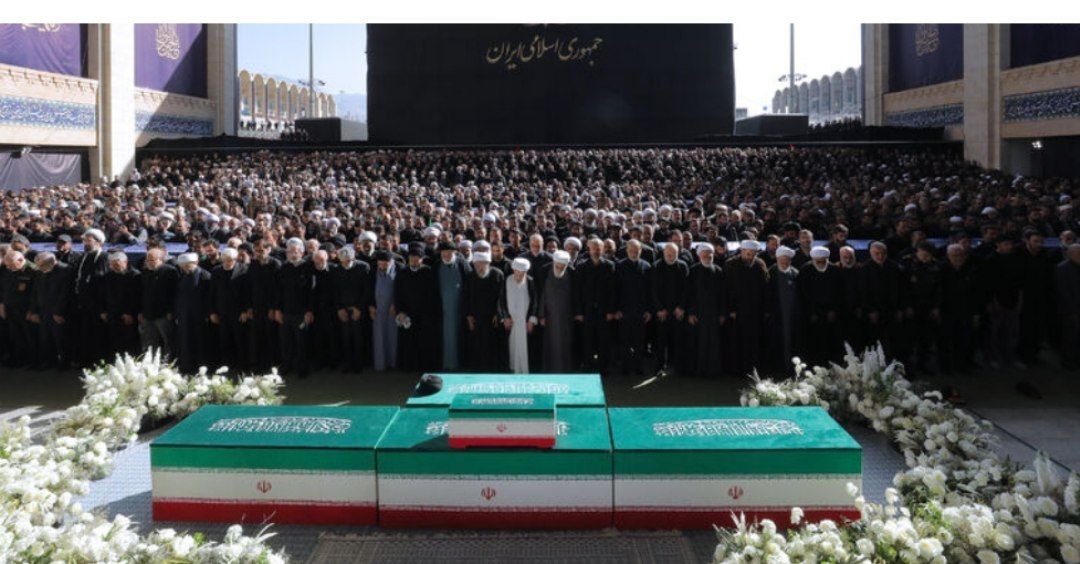 حضور میلیونی عزاداران در مصلی تهران : اقامه نماز بر پیکر مطهر قائد امت به امامت حضرت آیتالله جعفر سبحانی حضور میلیونی عزاداران در مصلی تهران : اقامه نماز بر پیکر مطهر قائد امت به امامت حضرت آیتالله جعفر سبحانی