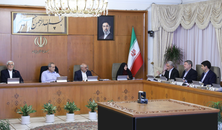 در جلسه هیئت دولت مطرح شد؛ تأکید بر رفع موانع همکاری با افغانستان و تقویت زیرساختهای انرژی و دفاعی/ افزایش 3500 مگاوات به ظرفیت شبکه برق تا هفته آینده/ تأکید رئیسجمهور بر تداوم پشتیبانی از نیروهای مسلح