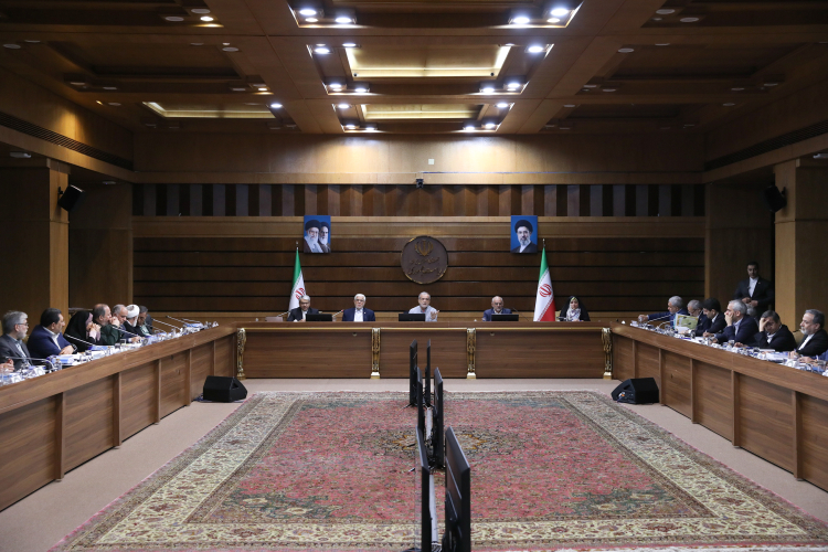 دکتر پزشکیان در جلسه عصر یکشنبه هیئت دولت: صرفه‌جویی مصرف بنزین باید از دولتی‌ها شروع شود/ برای کاهش تعداد و مصرف ماشین‌های دولتی برنامه‌ریزی کنید