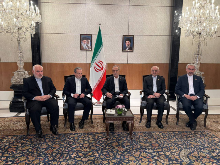 رائه گزارش دکتر پزشکیان در پایان سفر هند؛ تأکید بر چندجانبهگرایی، تجارت با ارزهای ملی و مقابله با یکجانبهگرایی/ آمریکا نمیتواند نیات استعماری خود را در منطقه و جهان عملی کند